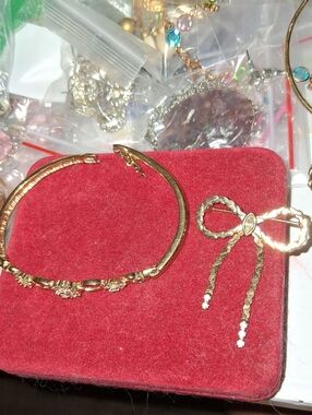 Avon Gold-Tone Twisted Bangle and Bow Brooch Set